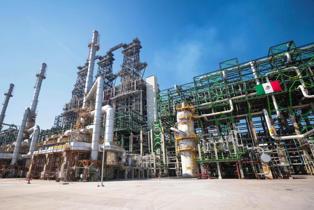 Casi 2 mil pesos por mexicano cuesta sostener a Pemex en 2026