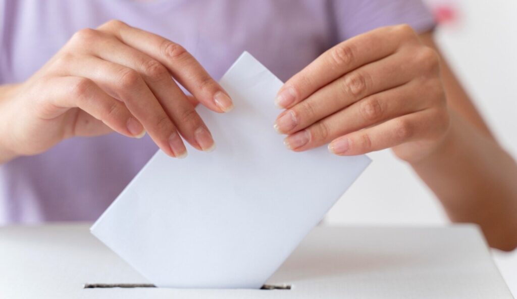 El INE aprueba presupuesto ajustado para 2026 en medio de tensiones políticas