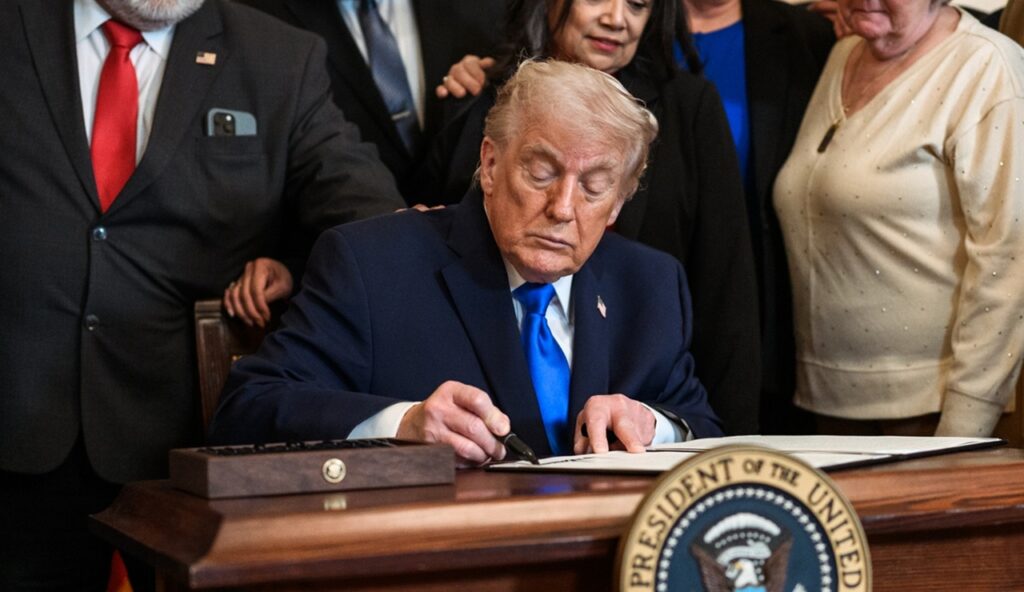 Donald Trump aplica un arancel global y sacude mercados internacionales