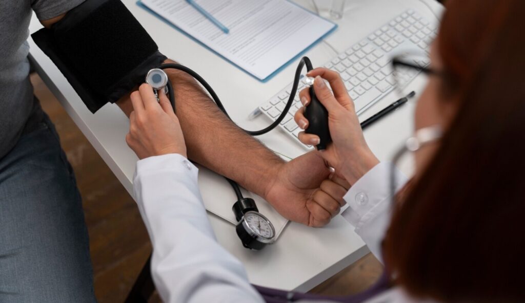 México exige atención médica para migrantes en Texas tras caso de bebé enfermo